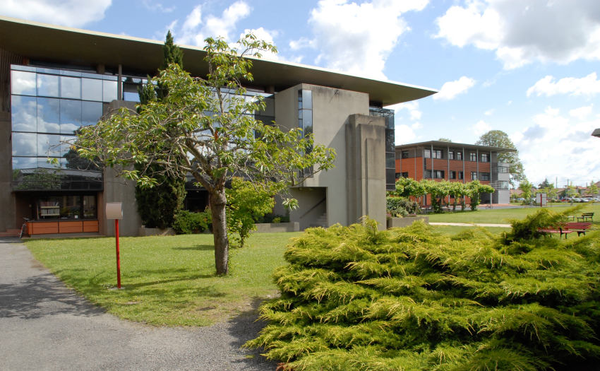 La bibliothèque au première plan