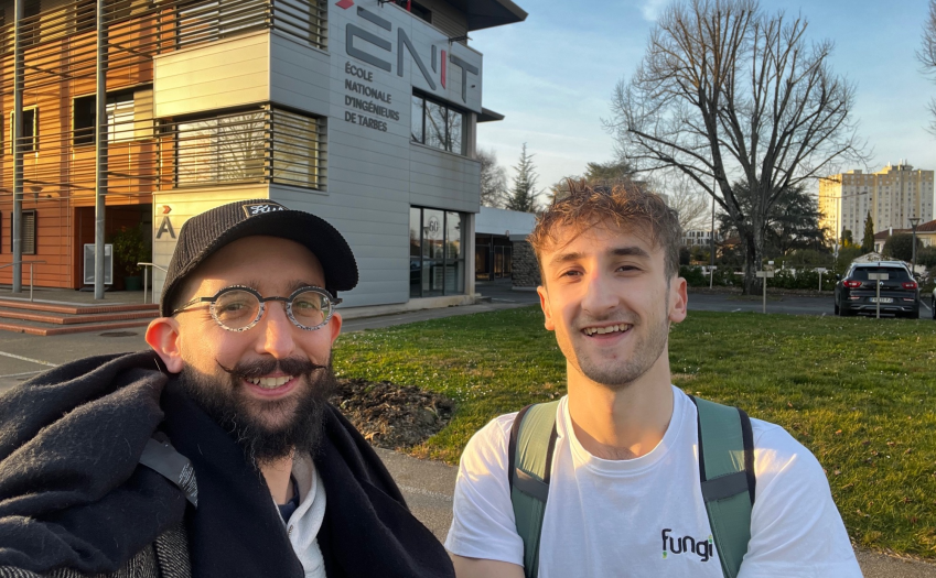 Enzo présente en live devant les élèves.